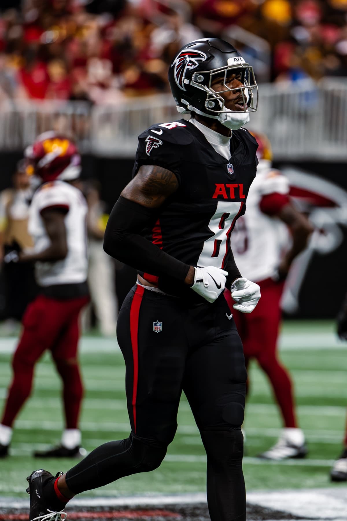 Kyle Pitts warming up for the Atlanta Falcons before a 2025 game against the Washington Commanders