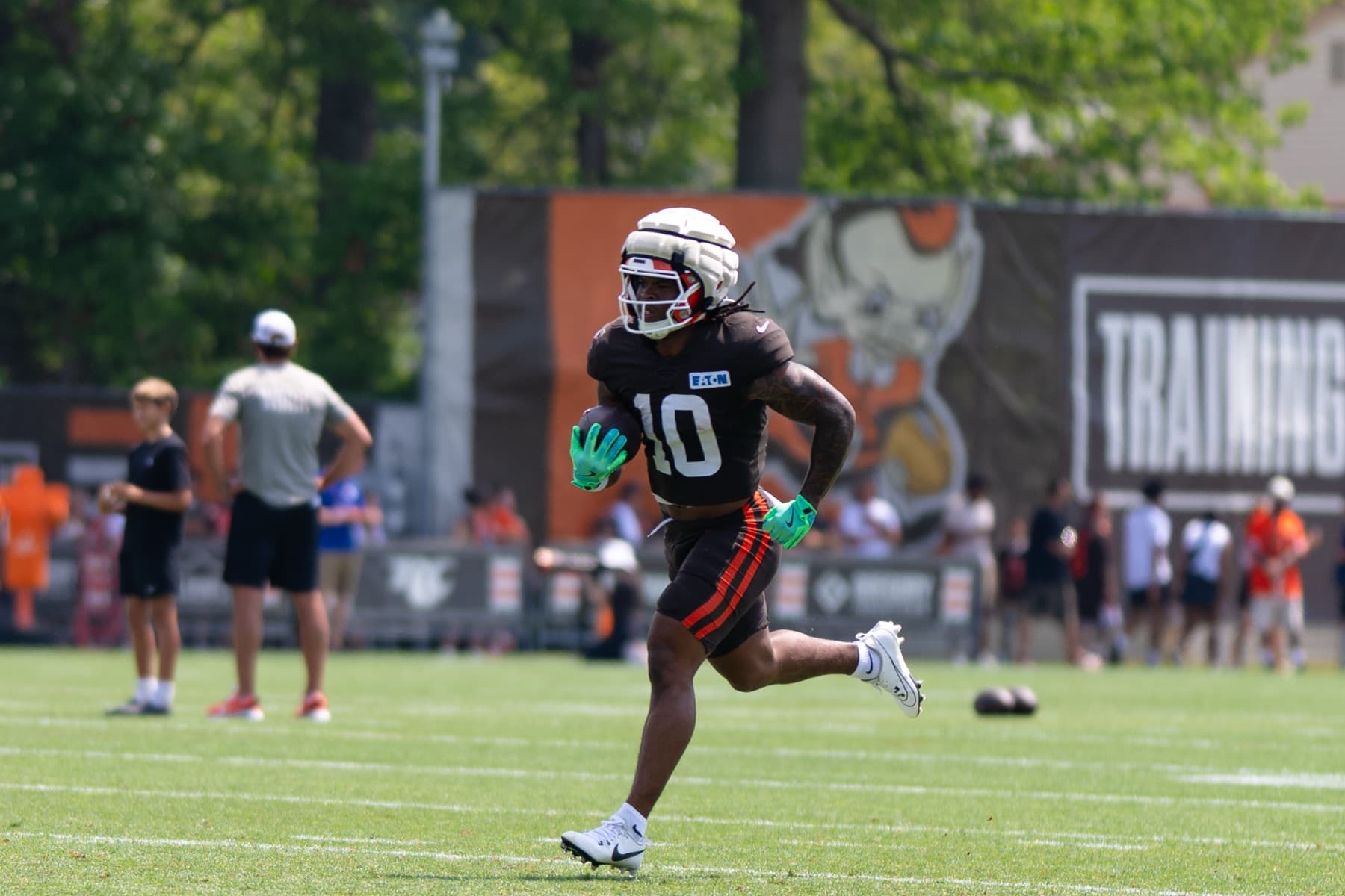 Quinshon Judkins carrying the ball during Cleveland Browns training camp in 2026
